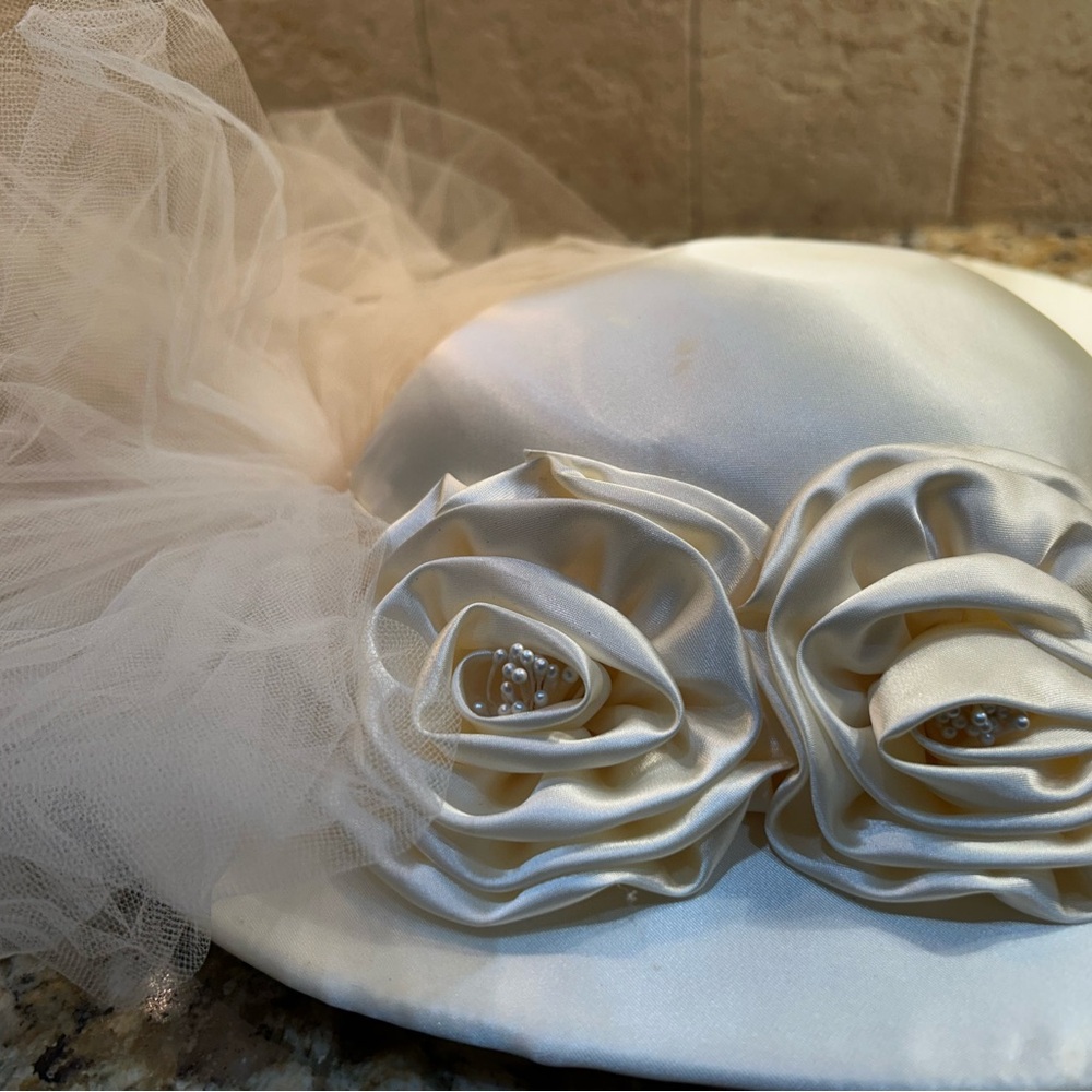 Vintage Elegant Cream Bridal Hat with Floral Accents - Picture 2 of 4